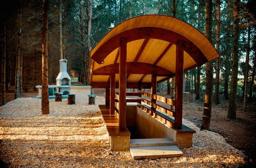 Noc v lesní zemljance pro dva